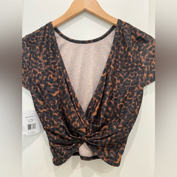 BEYOND YOGA Printed Featherweight Twist Out Crop Top - Picture 5 of 6